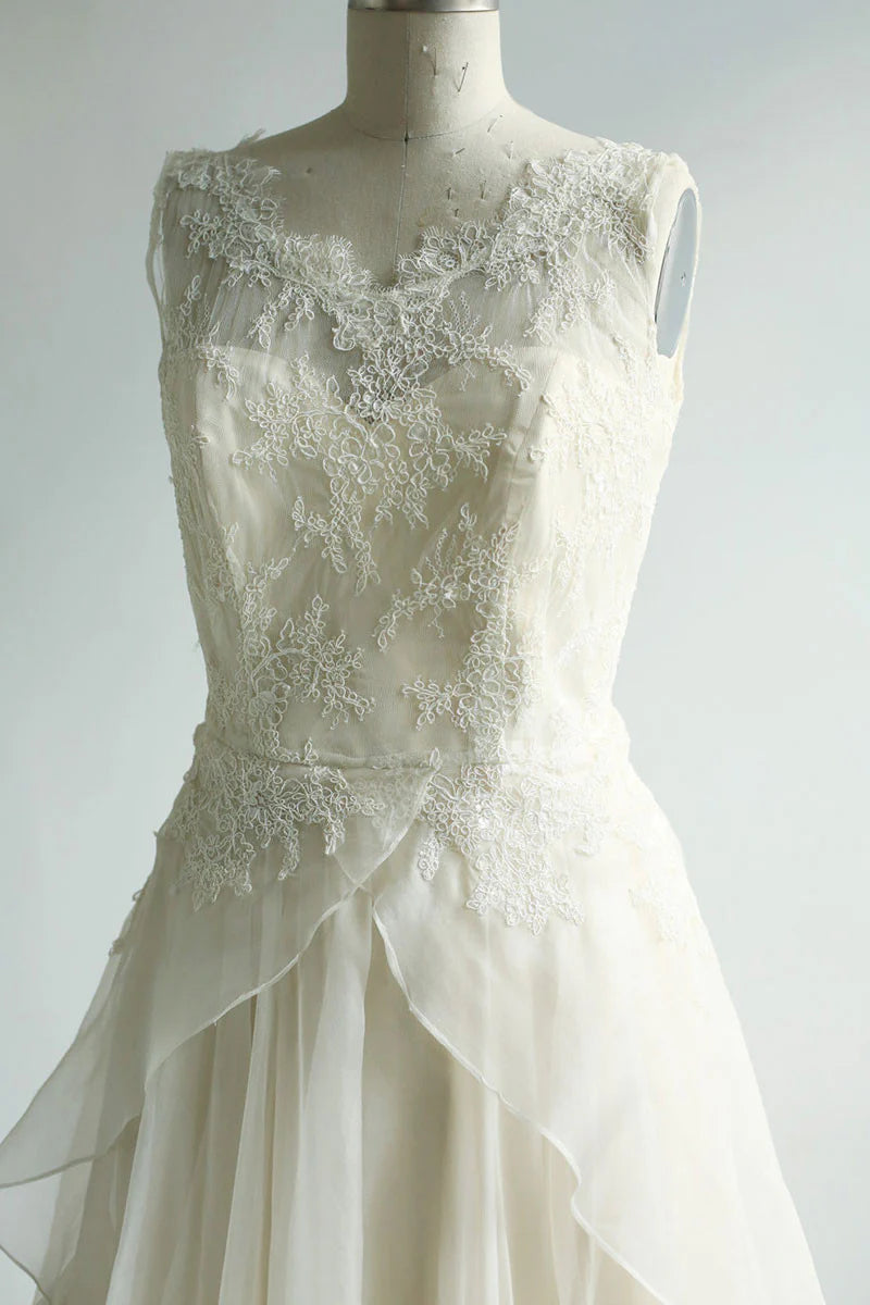 Vestido de fiesta largo de gasa con encaje y cuello redondo